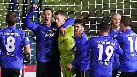 Der 1. FC Saarbrücken steht nach Sieg im Elfmeterschießen im Pokal-Halbfinale.
