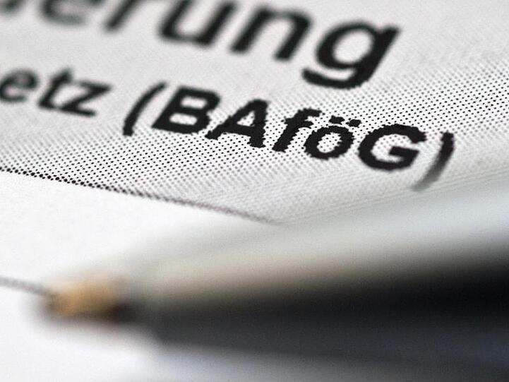 Die Bundesregierung will den Förderhöchstbetrag in zwei Stufen 735 auf 861 Euro pro Monat erhöhen.
