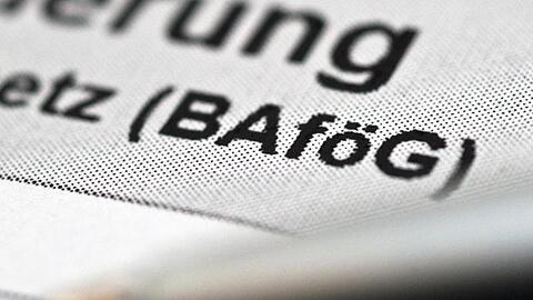 Die Bundesregierung will den Förderhöchstbetrag in zwei Stufen 735 auf 861 Euro pro Monat erhöhen.