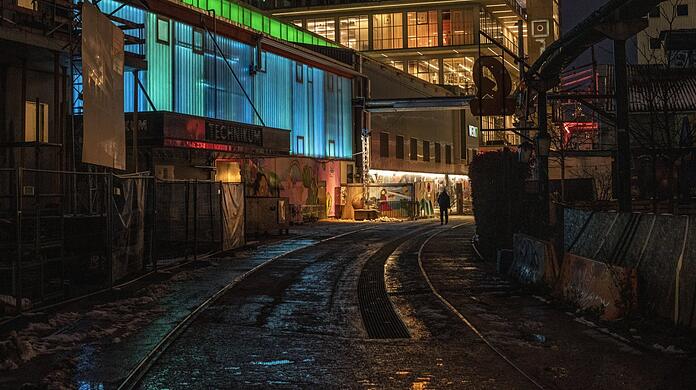 Bei einem Clubbesuch im Werksviertel begrabschten zwei Männer eine 18-Jährige in der Garderobenschlange. (Symbolbild)
