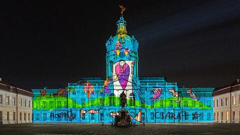 Die Visualisierung zeigt die geplante Beleuchtung von Schloss Charlottenburg in Berlin mit Kinderzeichnungen.