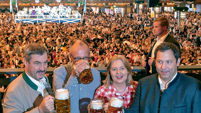 Auch wenn Markus Söder eigentlich nicht gerne Bier trinkt - fürs Foto auf dem Oktoberfest gehört auch für ihn der Maßkrug natürlich dazu. (Archivbild)