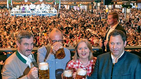 Auch wenn Markus Söder eigentlich nicht gerne Bier trinkt - fürs Foto auf dem Oktoberfest gehört auch für ihn der Maßkrug natürlich dazu. (Archivbild) Auch wenn Markus Söder eigentlich nicht gerne Bier trinkt - fürs Foto auf dem Oktoberfest gehört auch für ihn der Maßkrug natürlich dazu. (Archivbild)