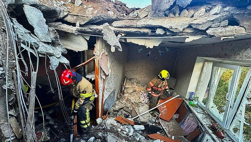 Immer wieder schlagen russische Bomben und Drohnen in ukrainischen Städten ein. Immer wieder schlagen russische Bomben und Drohnen in ukrainischen Städten ein.