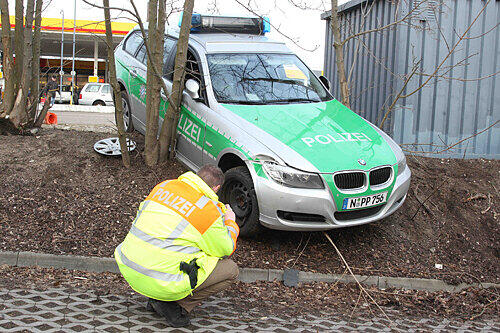 Am Ende der Verfolgungsjagd verkeilte sich der Streifenwagen zwischen einem Baum und einem Container.