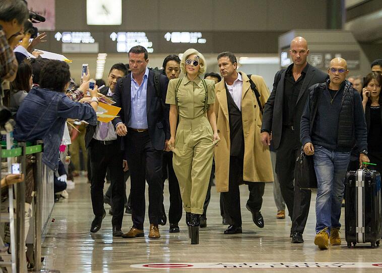 Lady Gaga bei ihrer Ankunft in Tokio