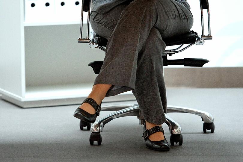 Der Mann landete direkt hinter dem Bürostuhl einer Frau. (Symbolbild)