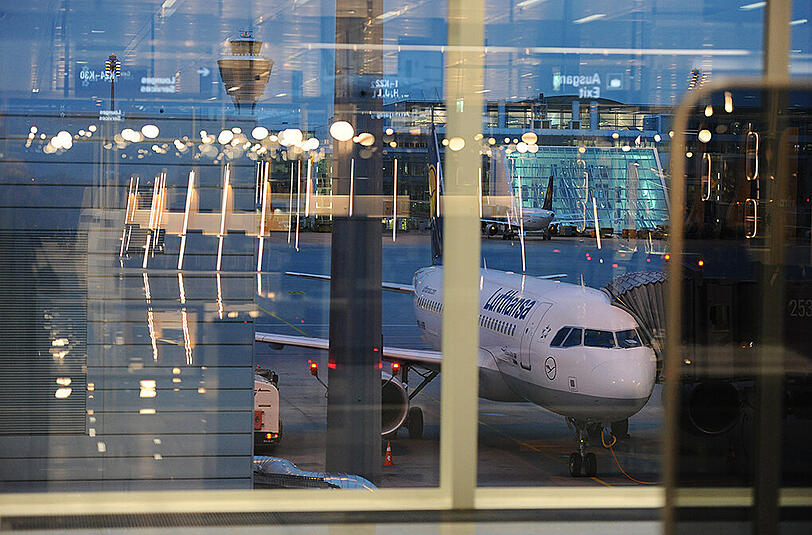 Das erste Flugzeug, das am neuen Satelliten andockte.