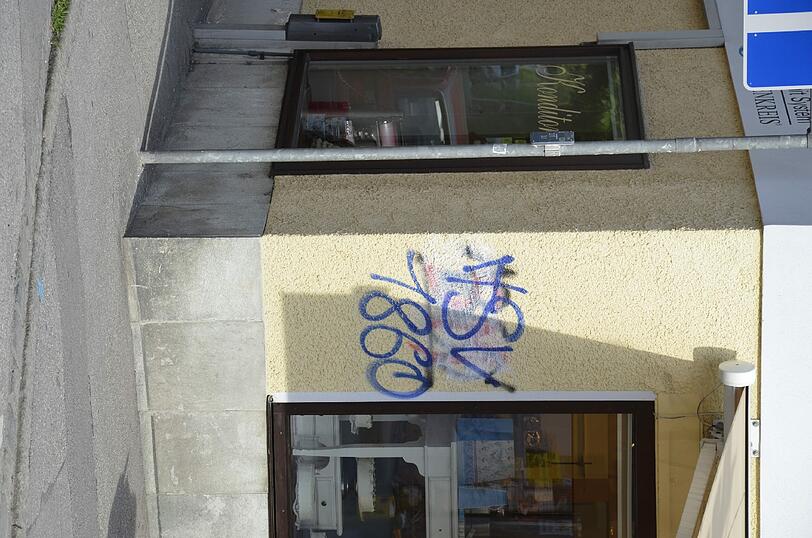 An dieser Fassade sind mehrere Markierungen übereinander.