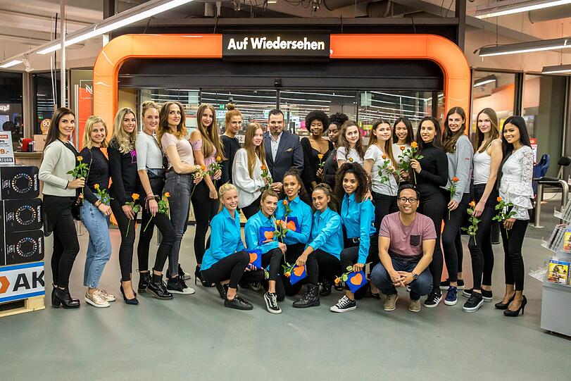 SATURN-Geschäftsführer Alexander Major (M.) umringt von Schönen Münchnerinnen, inklusive Lisa und Veronika von Louisa Models (l.) sowie Fotograf Tuan (u.r.).