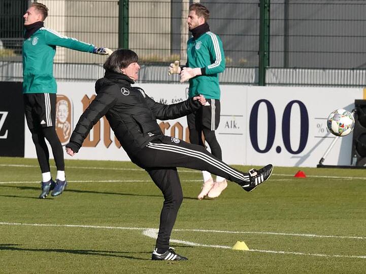 Joachim Löw (M.) ist vor dem Jahresabschluss genervt.