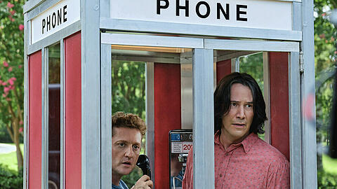 Bill (Alex Winter, l.) und Ted (Keanu Reeves) in einer ganz gewöhnlichen Zeitreise-Telefonzelle