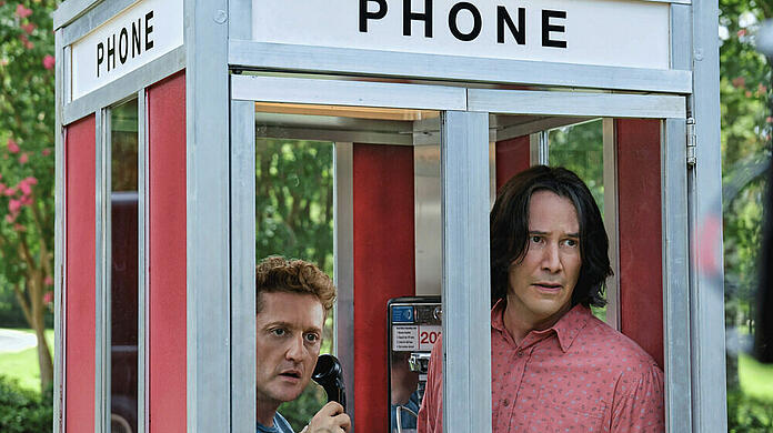 Bill (Alex Winter, l.) und Ted (Keanu Reeves) in einer ganz gewöhnlichen Zeitreise-Telefonzelle