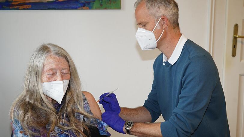 Patientin Christa Bauer (77) bekommt endlich ihre Erstimpfung bei ihrem Arzt. "Ich habe keinen Computer, um mich im Impfzentrum anzumelden."