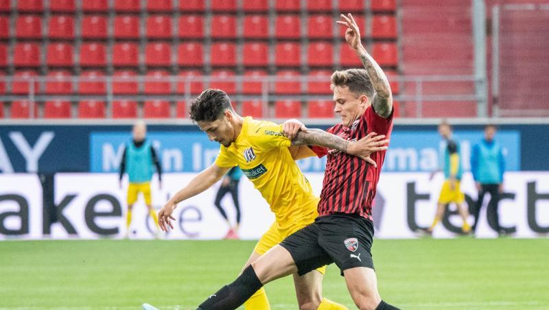 Ludovit Reis von Osnabrück (l) und Dennis Eckert Ayensa von Ingolstadt im Zweikampf um den Ball.