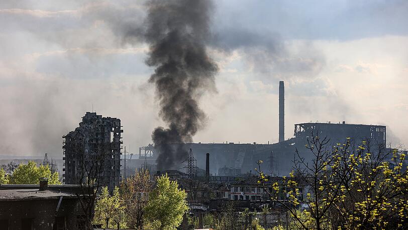 Rauch steigt aus dem Stahlwerk Asovstal auf. Russland hat nach eigenen Angaben alle dort verschanzten ukrainischen Kämpfer in Gefangenschaft genommen. (Archivbild vom 4. Mai)