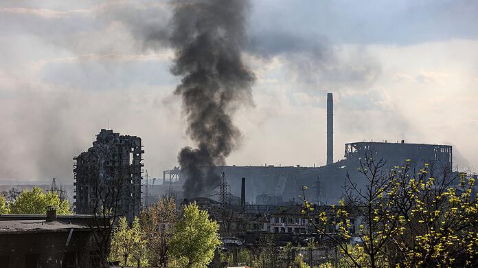 Rauch steigt aus dem Stahlwerk Asovstal auf. Russland hat nach eigenen Angaben alle dort verschanzten ukrainischen Kämpfer in Gefangenschaft genommen. (Archivbild vom 4. Mai)