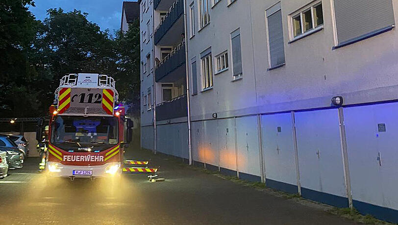 Die Feuerwehr vor Ort, schwarzer Rauch kommt aus der Wohnung im ersten Stock. Die Feuerwehr vor Ort, schwarzer Rauch kommt aus der Wohnung im ersten Stock.