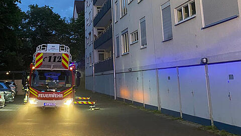 Die Feuerwehr vor Ort, schwarzer Rauch kommt aus der Wohnung im ersten Stock.