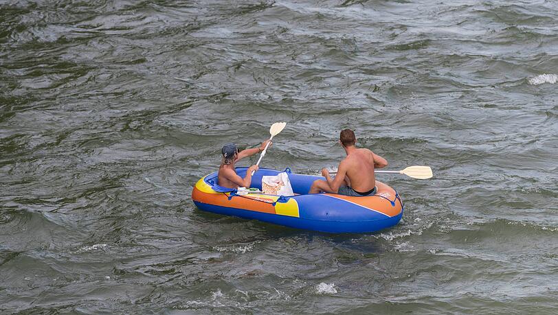 Schlauchboot fahren kann in der Isar schnell gefährlich werden.