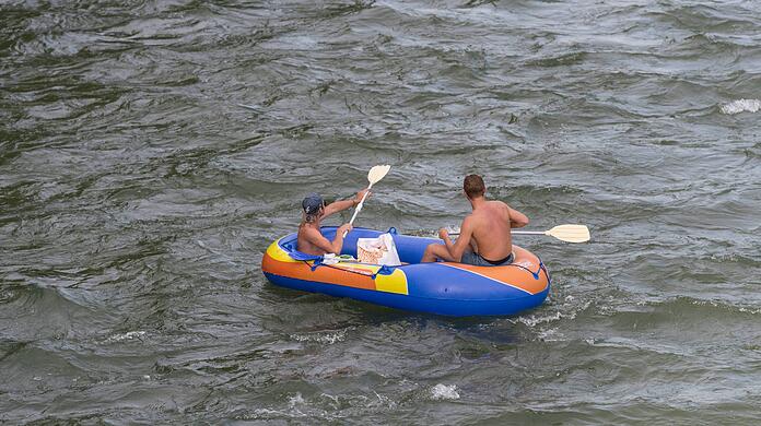 Schlauchboot fahren kann in der Isar schnell gefährlich werden.