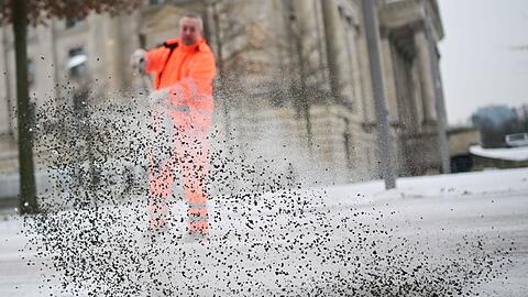 Die Berliner Stadtreinigung (BSR) hat mit dem Winterdienst alle H&auml;nde voll zu tun.