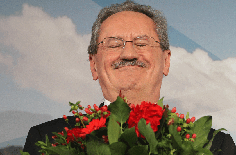 Mit geschlossenen Augen und roten Blumen in der festen Faust genießt Ude den Applaus seiner Anhänger in der Wahlnacht.