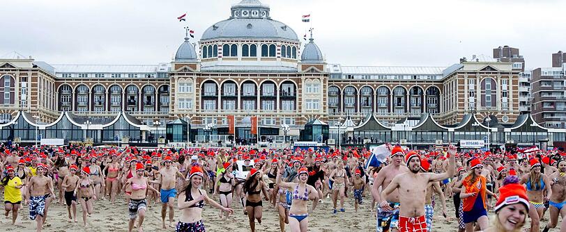 Ab ins Wasser: Rund 60 Niederländer rennen vor Den Haag zum Anbaden an Neujahr in die Nordsee.