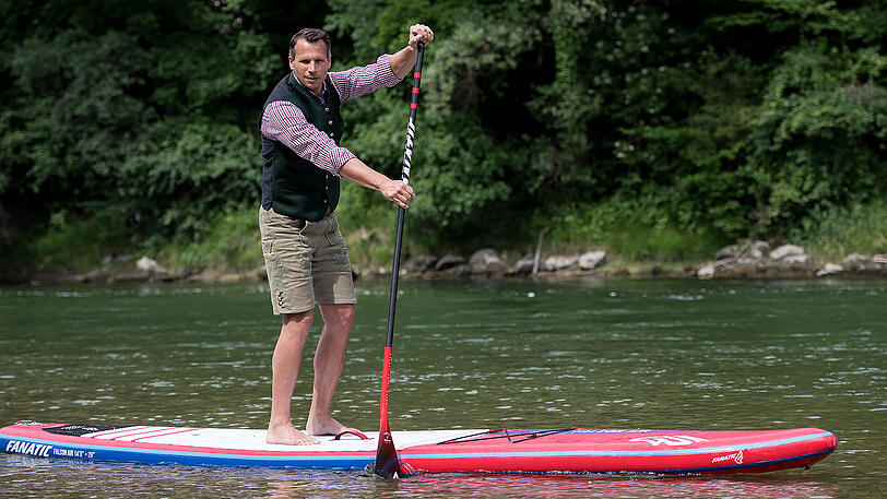 Vom Banker zum Paddler: Pascal Rösler fährt (in Hanflederner) mit seinem Board auf der Isar.