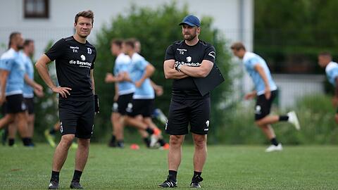 Daniel Bierofka (r.) hat im Trainingslager einiges zu tun.