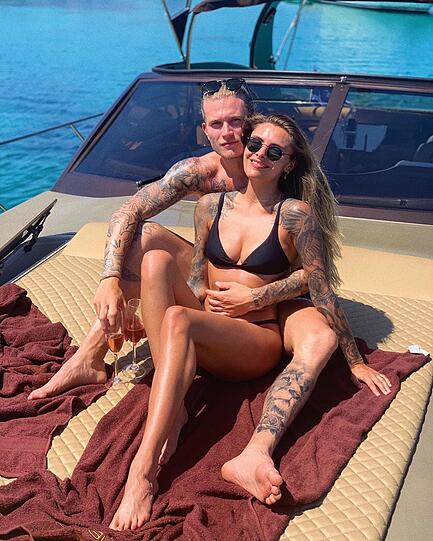 Schippern vor Mykonos im Glück: TV-Beauty Sophia Thomalla und Torwart Loris Karius.
