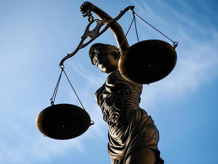Eine Statue der Justitia hält eine Waage in ihrer Hand. Foto: D.- W. Ebener/Archiv