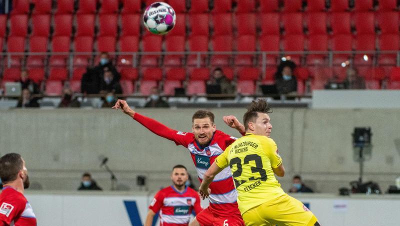 Patrick Mainka von Heidenheim und Würzburgs Florian Flecker (l-r.) im Kopfballduell.
