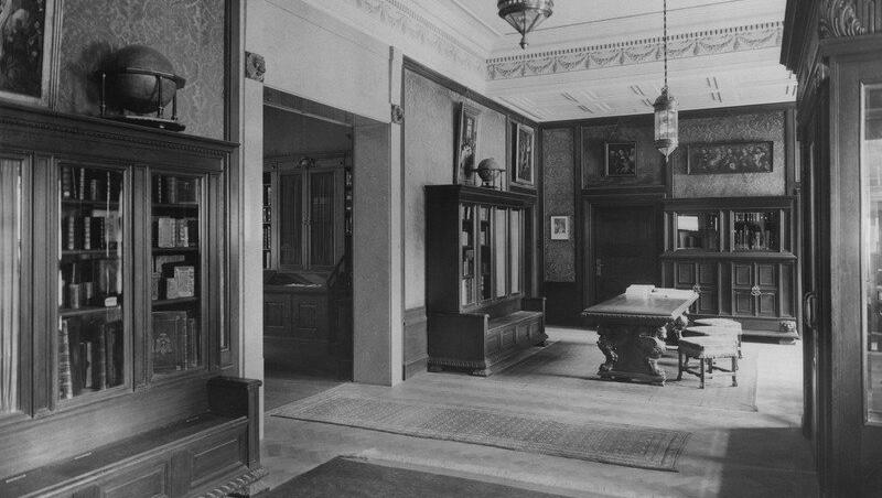 Der große Ausstellungsraum mit Stoff bezogenen Wänden, Holzvitrinen und Gemälden. Der große Ausstellungsraum mit Stoff bezogenen Wänden, Holzvitrinen und Gemälden.