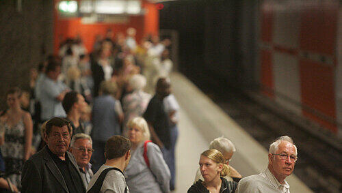Geduldiges Warten auf die U-Bahn: Die Züge hatten gestern früh bis zu 20 Minuten Verspätung. Geduldiges Warten auf die U-Bahn: Die Züge hatten gestern früh bis zu 20 Minuten Verspätung.