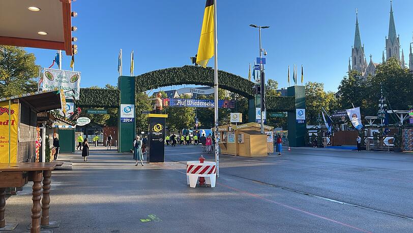 Noch ist es auf der Theresienwiese ziemlich leer. Ab 9 Uhr dürfen die Besucher aufs Gelände.