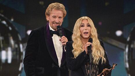 Thomas Gottschalk und Cher bei der Bambi-Verleihung 2025. Fast hätte die Pop-Göttin den Preis von einem anderen VIP überreicht bekommen.