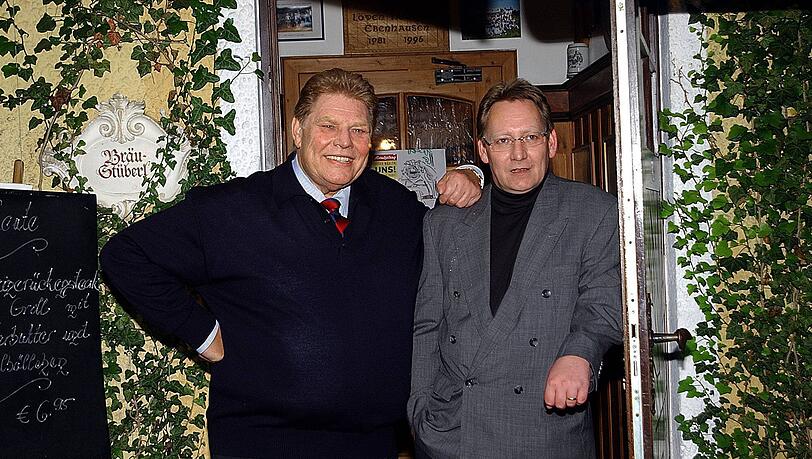 Karl Heinz Wildmoser (l.) und Sohn Karl Heinz Wildmoser jr. im Jahr 2006 vor dem Bräustüberl des Gasthofs Hinterbrühl.