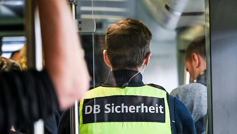 Der Bahn-Mitarbeiter stürzte aus dem Zug und erlitt lebensgefährliche Verletzungen. (Archivbild) Der Bahn-Mitarbeiter stürzte aus dem Zug und erlitt lebensgefährliche Verletzungen. (Archivbild)