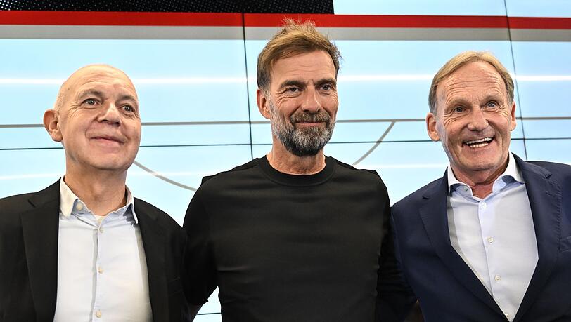 Jürgen Klopp posiert mit der DFB-Spitze bei seiner Vorstellung. (Archivbild) Jürgen Klopp posiert mit der DFB-Spitze bei seiner Vorstellung. (Archivbild)
