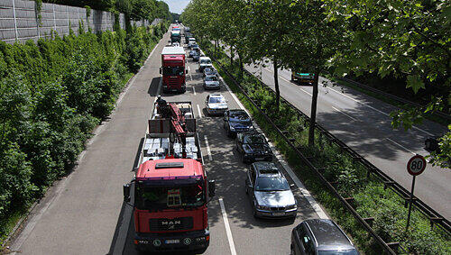 Bis ins Jahr 2011 werden sich die Autos An den Rampen noch stauen. Dann kann hier frühestens mit dem Bau des 260 Millionen Euro teuren Tunnels für den Durchgangsverkehr begonnen werden. Bis ins Jahr 2011 werden sich die Autos An den Rampen noch stauen. Dann kann hier frühestens mit dem Bau des 260 Millionen Euro teuren Tunnels für den Durchgangsverkehr begonnen werden.