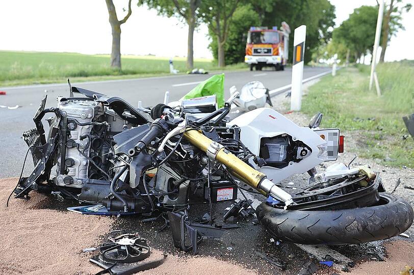 Nur noch ein Bündel aus Metall und Plastik: Ein Motorradfahrer ist am Dienstag bei Heimhausen ums Leben gekommen.