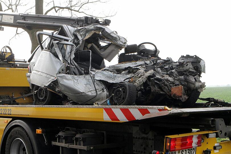 46 Touristen aus Sachsen-Anhalt waren auf einer Einkaufsfahrt ins polnische Pomellen, als der Unfall passierte. Die beiden Fahrer der Fahrzeuge kamen bei dem Crash ums Leben.