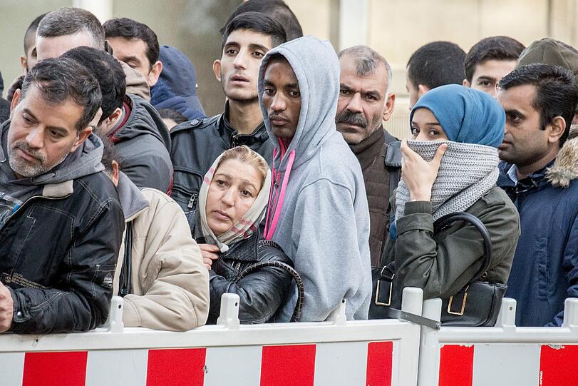 Tausende Flüchtlinge kommen täglich nach Deutschland. Dies belastet vor allem die Kommunen finanziell. Der Bund soll daher den Gemeinden mehr Geld zur Verfügung stellenn.