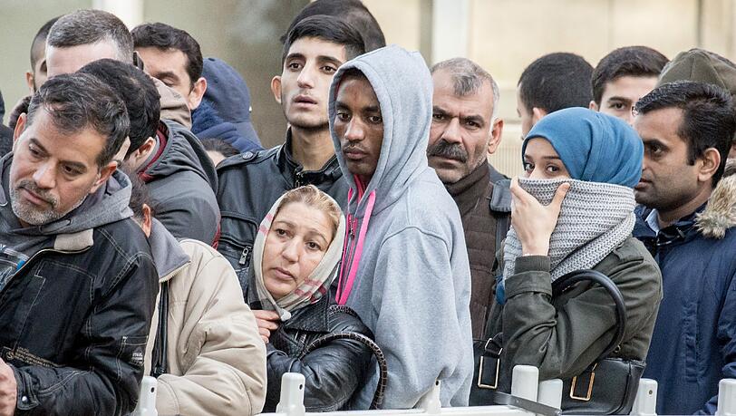 Tausende Flüchtlinge kommen täglich nach Deutschland. Dies belastet vor allem die Kommunen finanziell. Der Bund soll daher den Gemeinden mehr Geld zur Verfügung stellenn. Tausende Flüchtlinge kommen täglich nach Deutschland. Dies belastet vor allem die Kommunen finanziell. Der Bund soll daher den Gemeinden mehr Geld zur Verfügung stellenn.