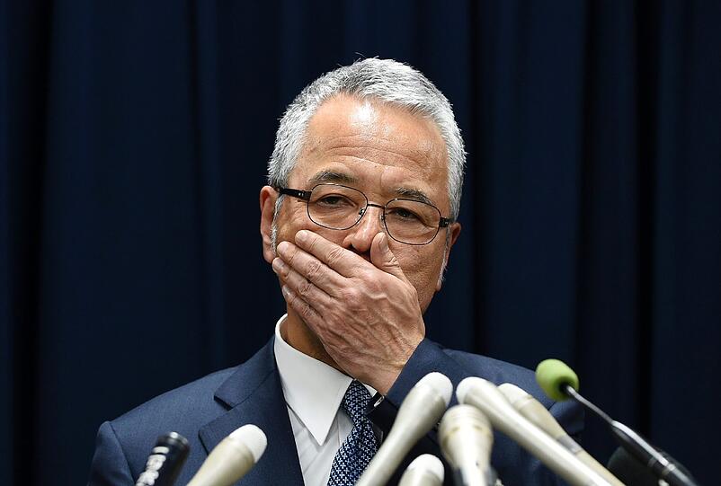 Der japanische Finanzminister Akira Amari stolpert über eine Korruptionsaffäre - und zieht seinen Premierminister mit.