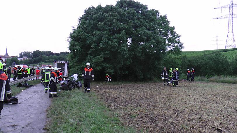 Wie durch ein Wunder hat der 21-jährige Fahrer überlebt. Die Bilder des Horror-Unfalls.