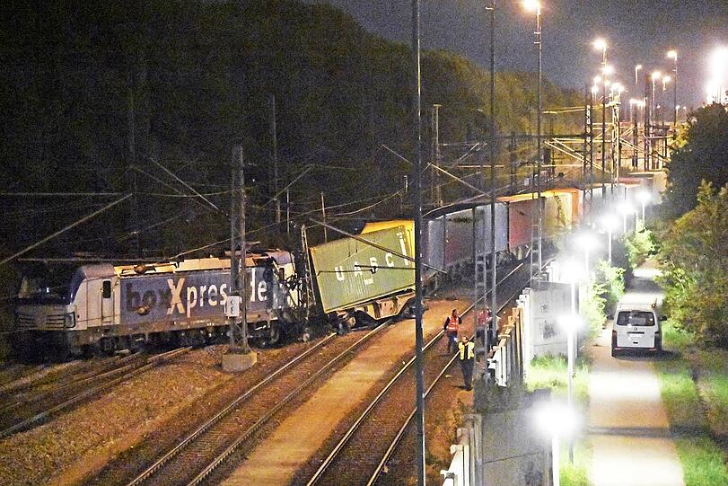 Erst in der vergangenen Woche war eine Diesellok zwischen den Bahnhöfen München-Riem und Feldkirchen entgleist. Nun ereignete sich im selben Streckenabschnitt erneut ein Zugunglück.