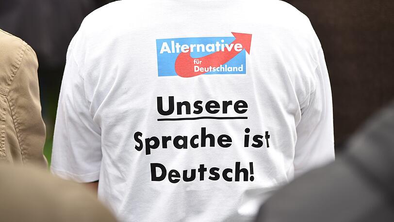 "Unsere Sprache ist Deutsch!" - Ein AfD-Anhänger auf dem Volksfest in Gillamoos. "Unsere Sprache ist Deutsch!" - Ein AfD-Anhänger auf dem Volksfest in Gillamoos.