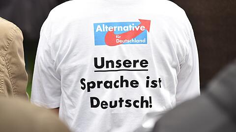 "Unsere Sprache ist Deutsch!" - Ein AfD-Anhänger auf dem Volksfest in Gillamoos.